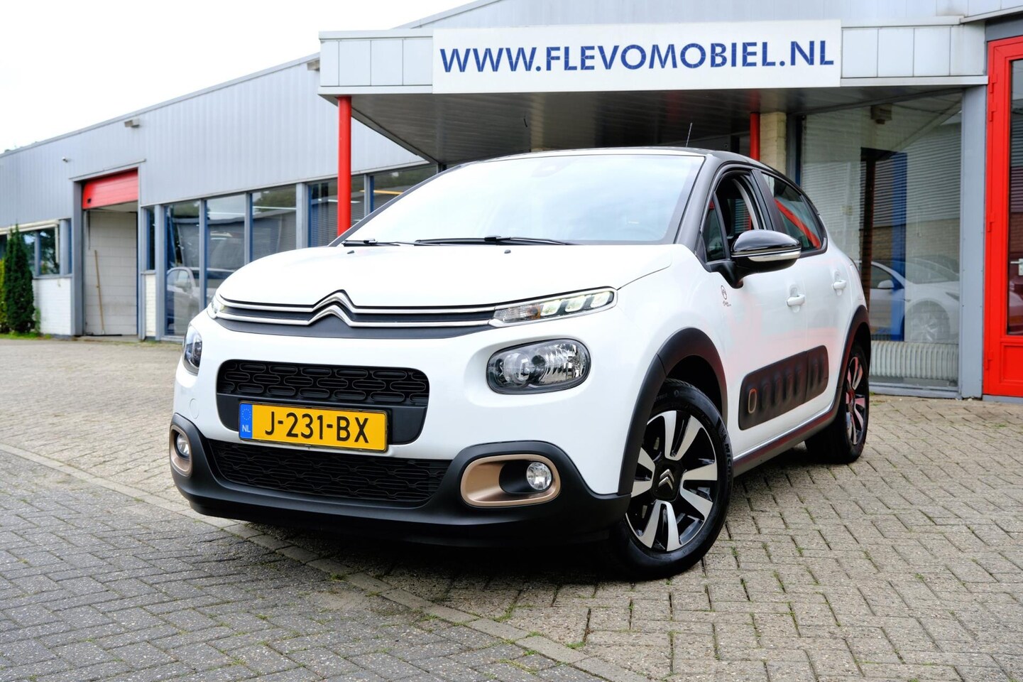 Citroën C3 - 1.2 PureTech Shine 5-drs *40.400km!* Navi|1e Eig|Cam|Clima|LMV - AutoWereld.nl
