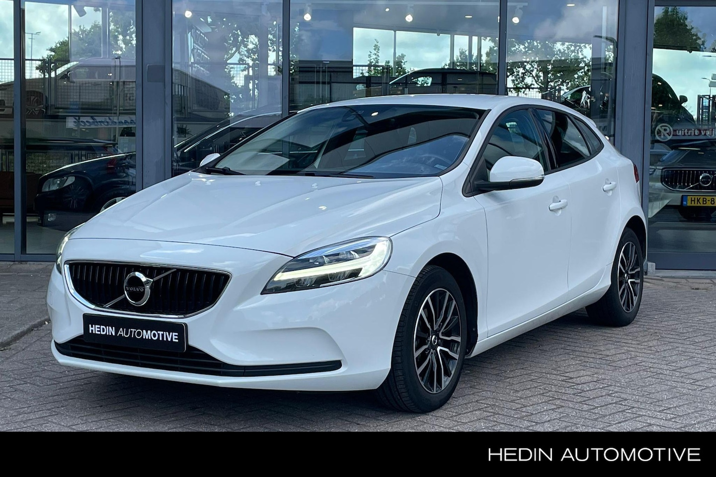 Volvo V40 - 1.5 T2 Polar+ | Automaat | Trekhaak | 1500KG Trekgewicht | Leer | Stoelverwarming | Parkee - AutoWereld.nl