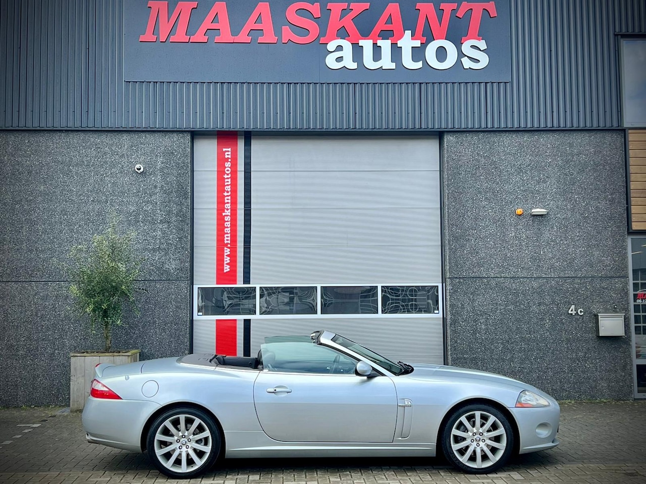 Jaguar XK - 4.2 Convertible / Liquid silver / Softgrain leather / Carelia wheels / Only 99390km / JUST - AutoWereld.nl
