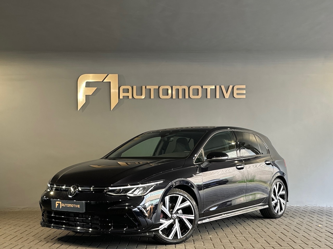 Volkswagen Golf - 1.5 eTSI R-Line Business Camera|Keyless|Sfeer - AutoWereld.nl