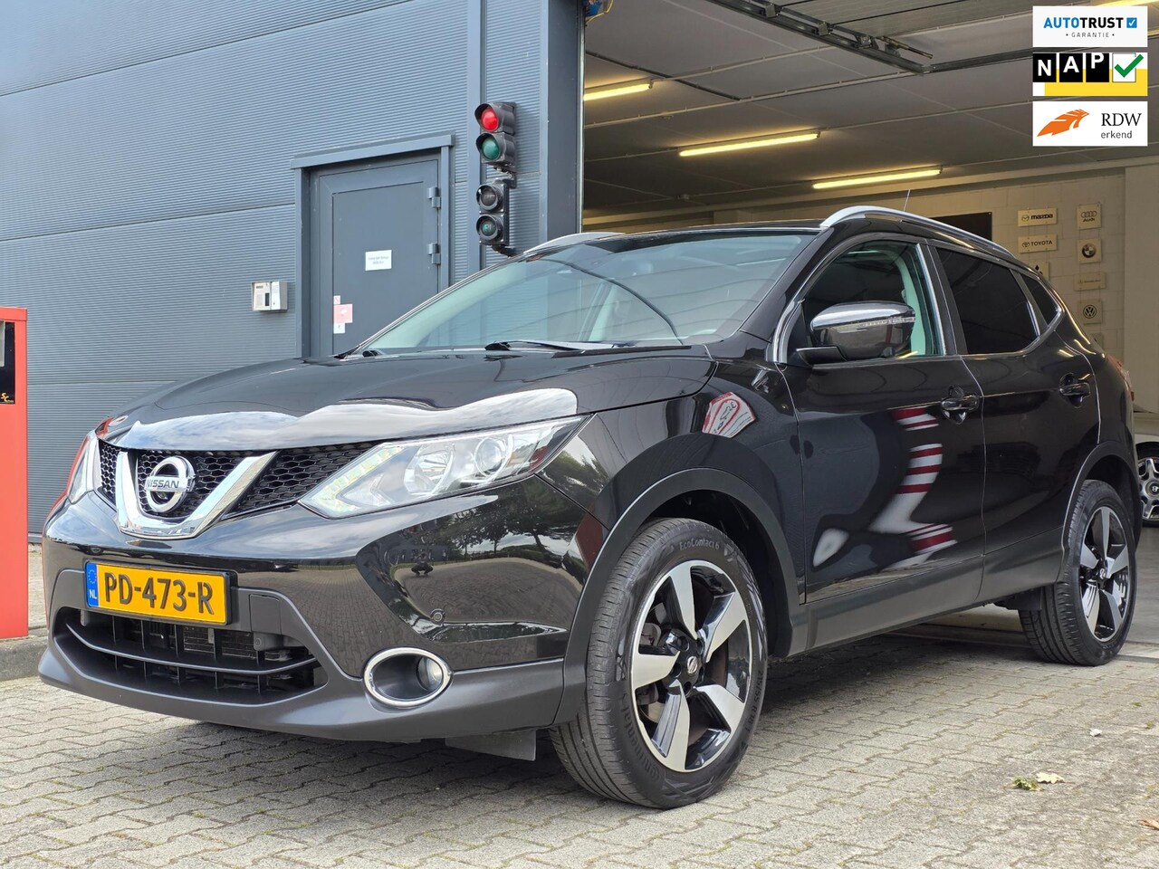 Nissan Qashqai - 1.2 N-Connecta / NAP !! / PANODAK / KEYLESS / STOELVERW. / DAB+ / 360CAM. / P.SENSOR V+A / - AutoWereld.nl