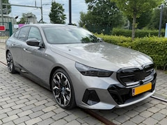 BMW i5 - M60 xDrive 84 kWh Met alle mogelijke opties o.a Bowers & Wilkins