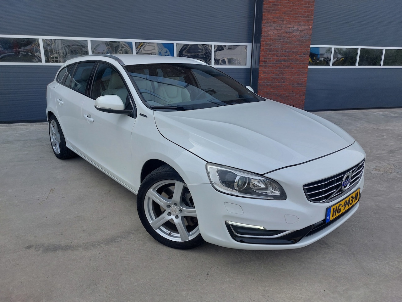 Volvo V60 - 2.4 D5 Twin Engine Special Edition Leer Nav LMV - AutoWereld.nl
