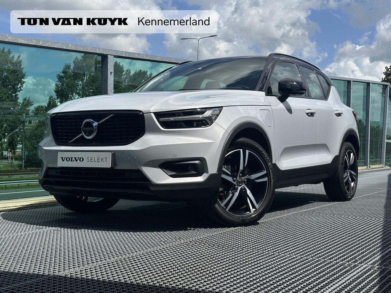 Volvo XC40 - 1.5 T4 Recharge R-Design Expression / Pano. dak /  Stuur + stoelen verwarmd / Camera achte - AutoWereld.nl