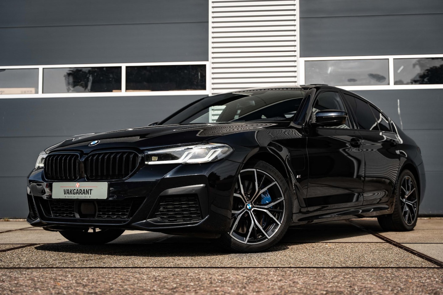 BMW 5-serie - 545e xDrive High Executive |schuif-/kanteldak |Sfeer |Co-Pilot | - AutoWereld.nl
