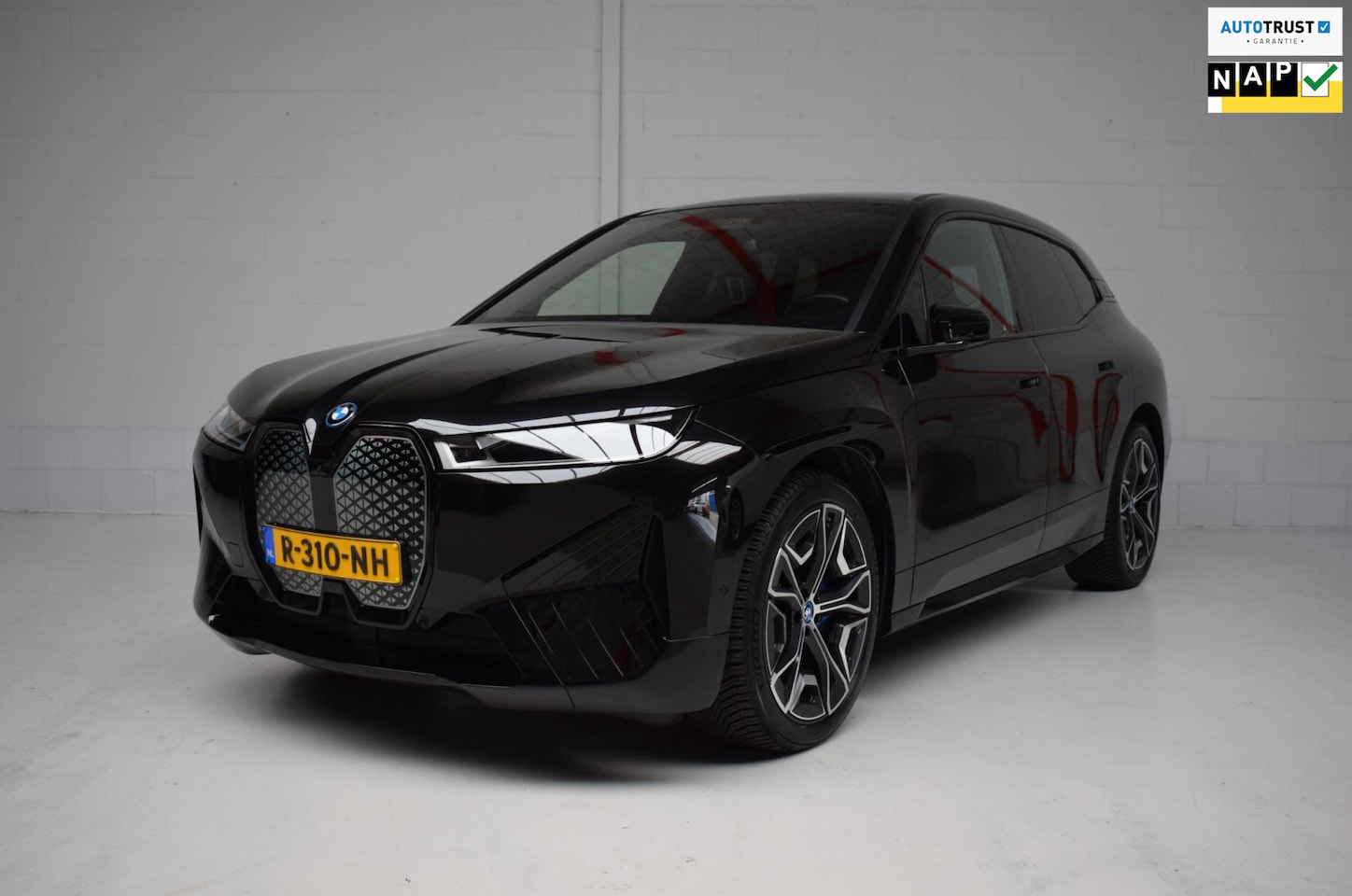 BMW iX - XDrive50 High Executive 112 kWh LUCHTVERING / EL. TREKHAAK / PANORAMADAK / 4-WIELSTURING / - AutoWereld.nl