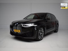 BMW iX - XDrive50 High Executive 112 kWh SPORT / LUCHTVERING / EL. TREKHAAK / PANORAMADAK / 4-WIELS