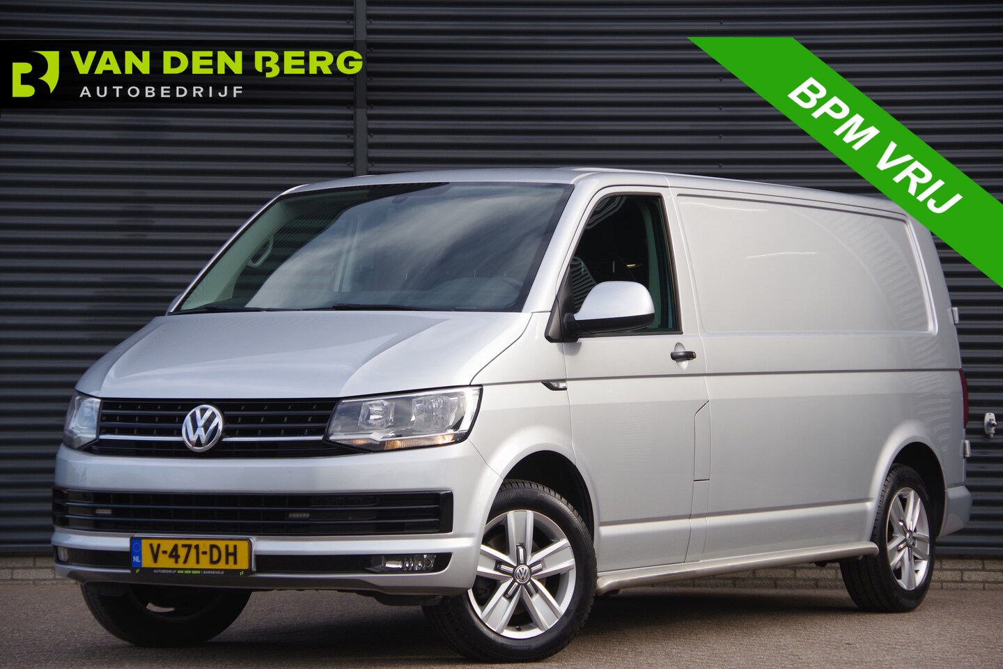Volkswagen Transporter - 2.0 TDI L2 Highline 3-ZITS, TREKHAAK, CAMERA, CRUISE, AIRCO, CARPLAY, AIRCO, BLUETOOTH, NL - AutoWereld.nl