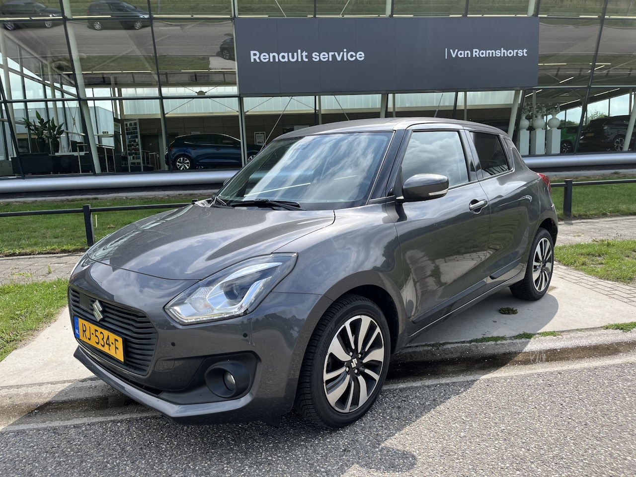 Suzuki Swift - 1.2 Stijl / Automaat / 4-cilinders / Apple Carplay - Android Auto / Stoelverw. / Camera / - AutoWereld.nl