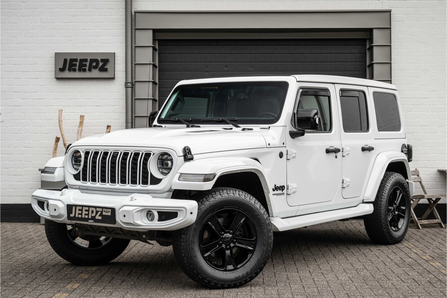 Jeep Wrangler Unlimited - 2.0T Sahara - Open Sky - 22" Lmv - Brute look - AutoWereld.nl