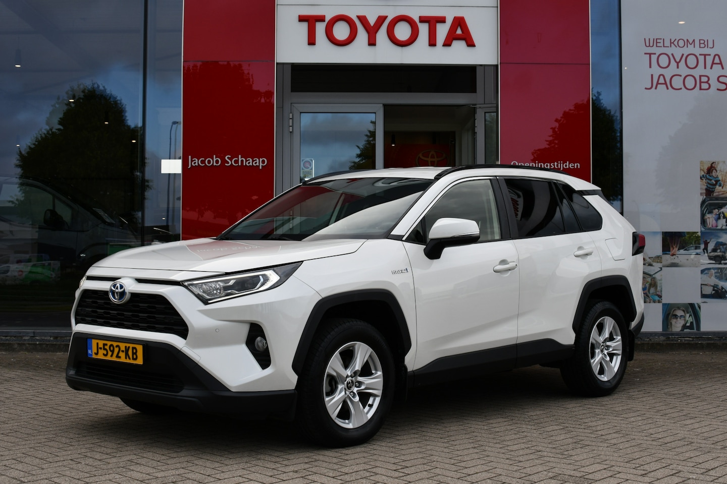 Toyota RAV4 - 2.5 Active Limited Automaat 218pk | PDC vóór- & achter | Draadloos opladen | Achteruitrijc - AutoWereld.nl