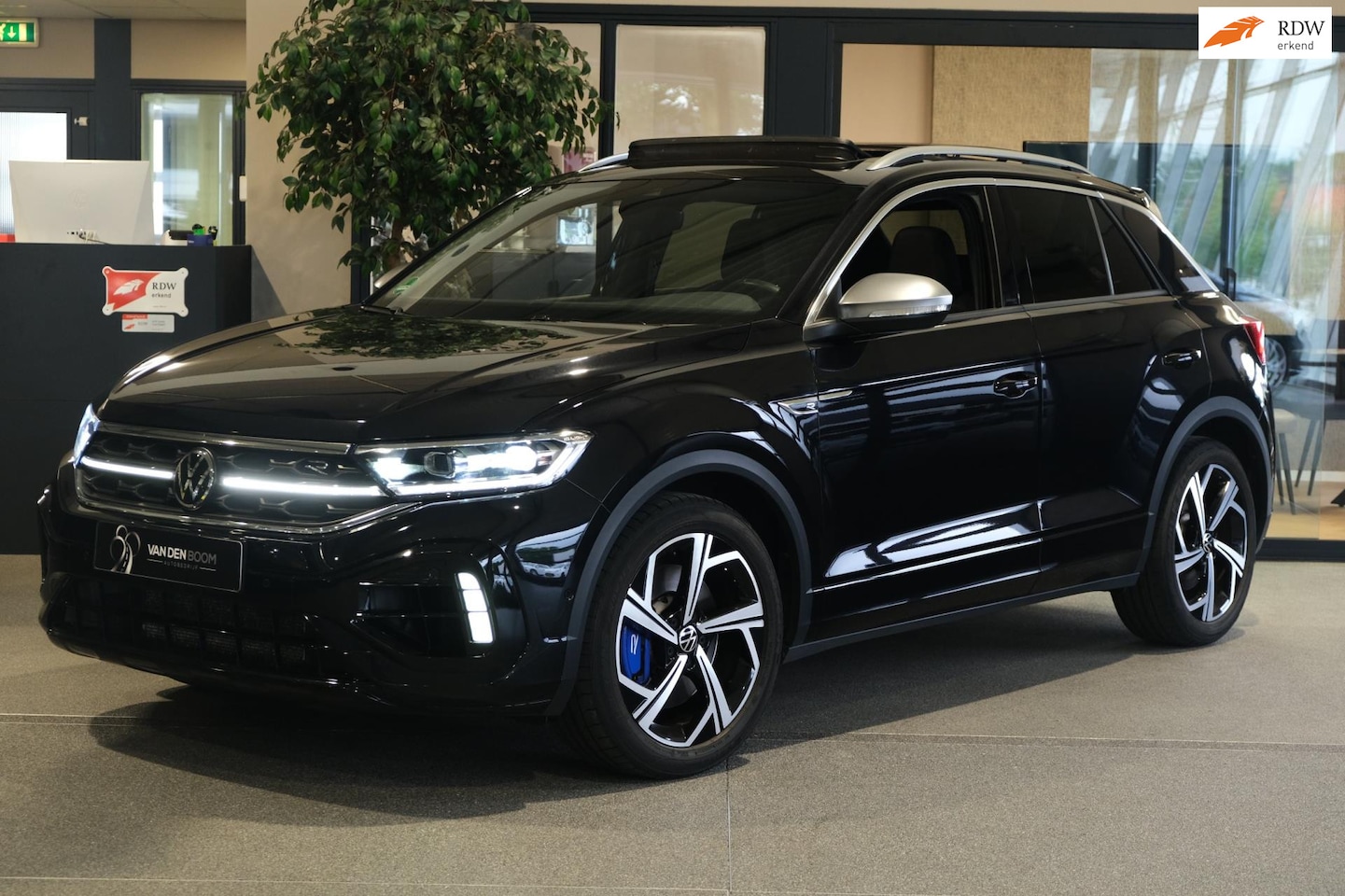 Volkswagen T-Roc - 2.0 TSI 4Motion R 300PK Facelift Pano Akra Leder Cam Navi Virtual - AutoWereld.nl