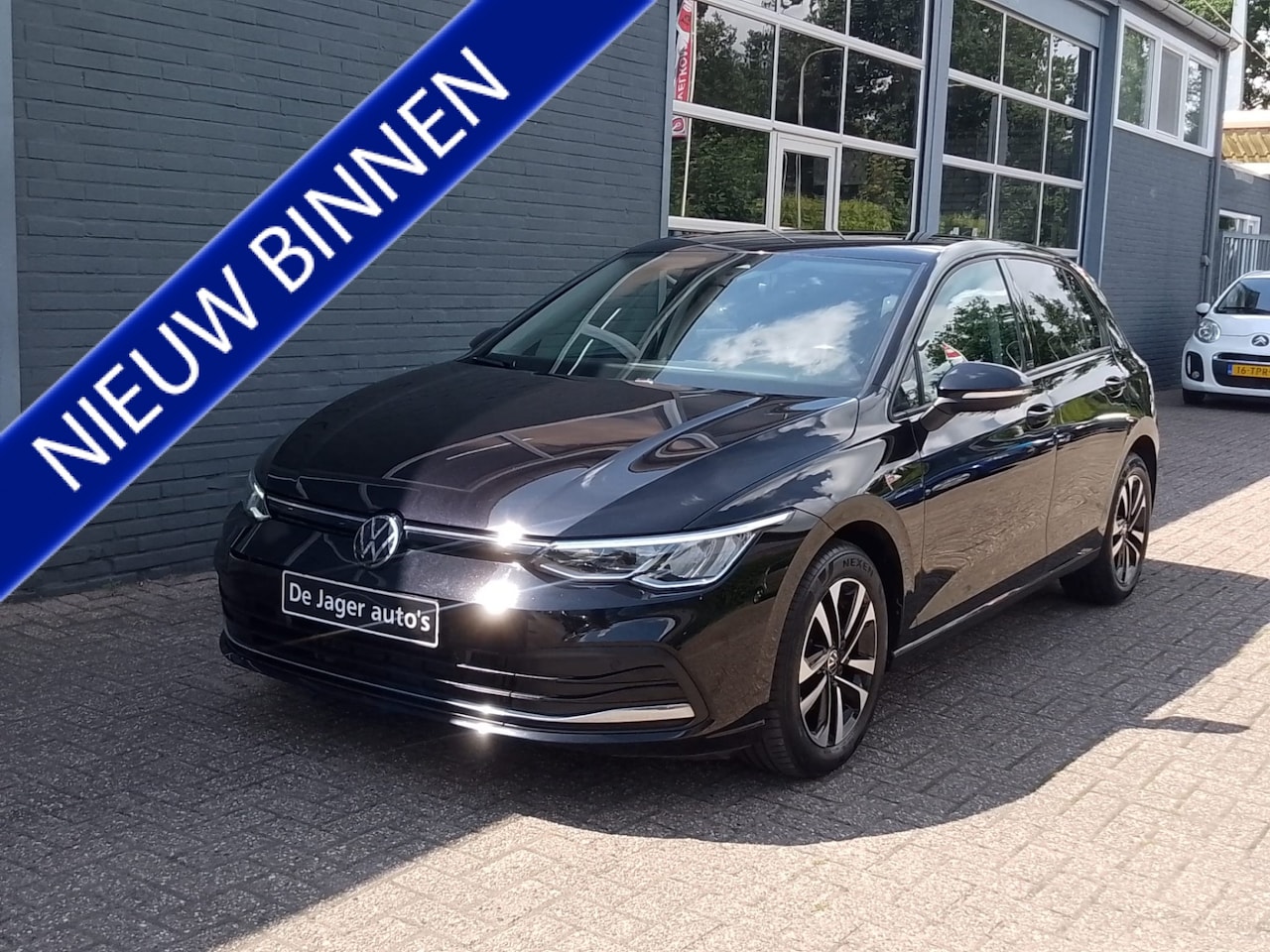 Volkswagen Golf - 2.0 TDI Style Automaat/ Led/ Trekhaak/ Stuur en stoelverwarming - AutoWereld.nl