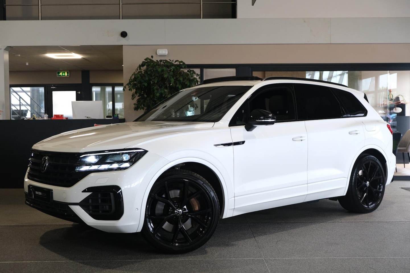 Volkswagen Touareg - 3.0 TSI eHybrid 4MOTION R 462PK Pano Luchtvering 360Cam Leder - AutoWereld.nl