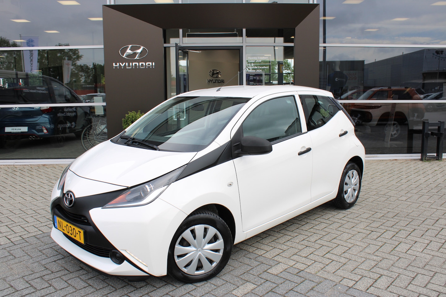 Toyota Aygo - 1.0 VVT-i x-now | airco | electrische ramen| | Airco | Centrale deurvergrendeling met afst - AutoWereld.nl