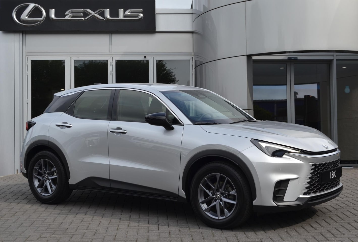 Lexus LBX - 2WD STOELVERW STUURVERW PARK-SENSOR BLIND-SPOT CARPLAY LENDESTEUN - AutoWereld.nl