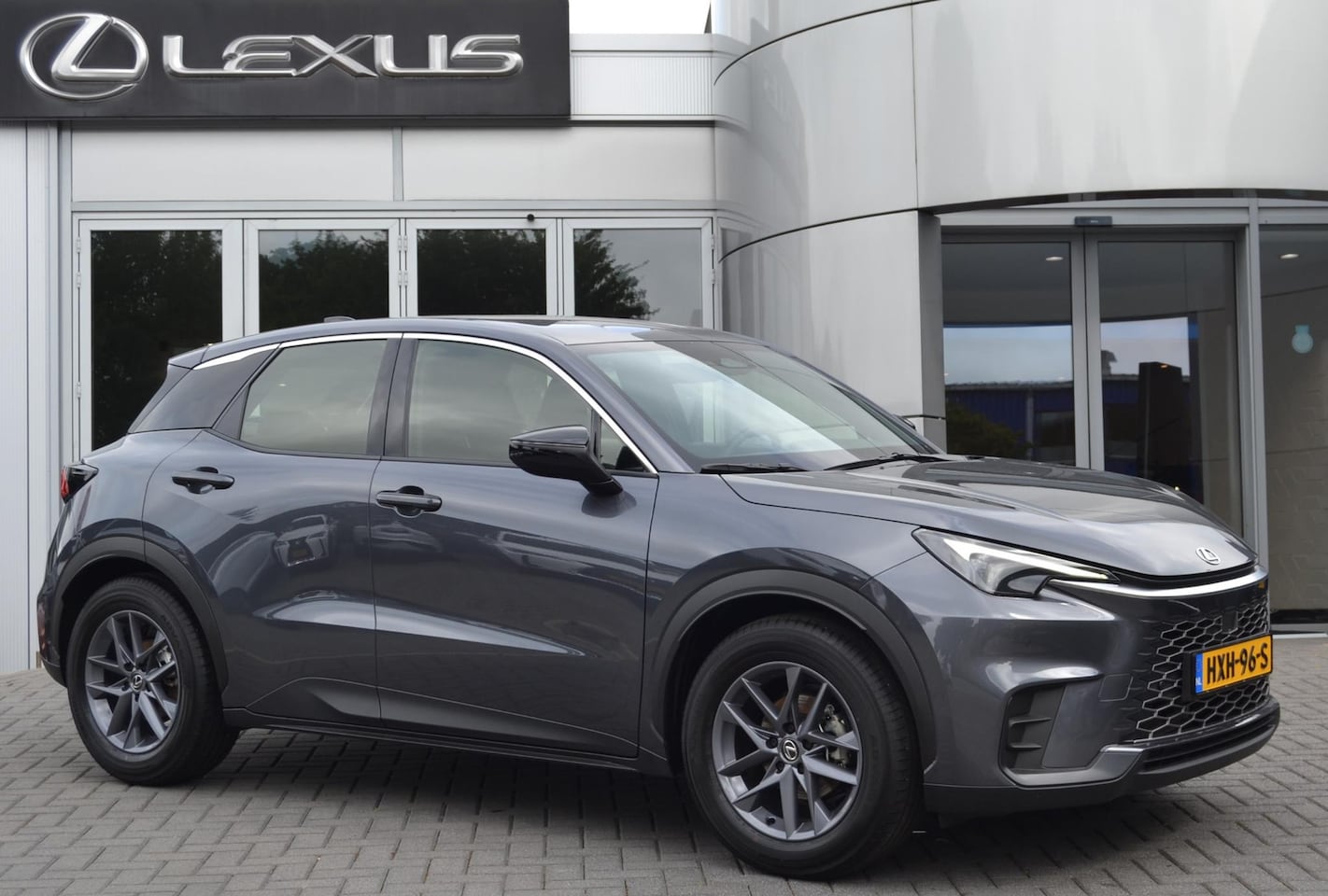Lexus LBX - 2WD STOELVERW STUURVERW PARK-SENSOR BLIND-SPOT CARPLAY LENDESTEUN - AutoWereld.nl