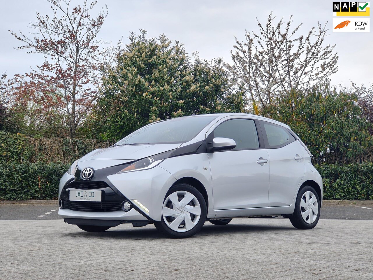 Toyota Aygo - 1.0 VVT-i X-PLAY / NAVI / CAMERA / AUTOMAAT - AutoWereld.nl