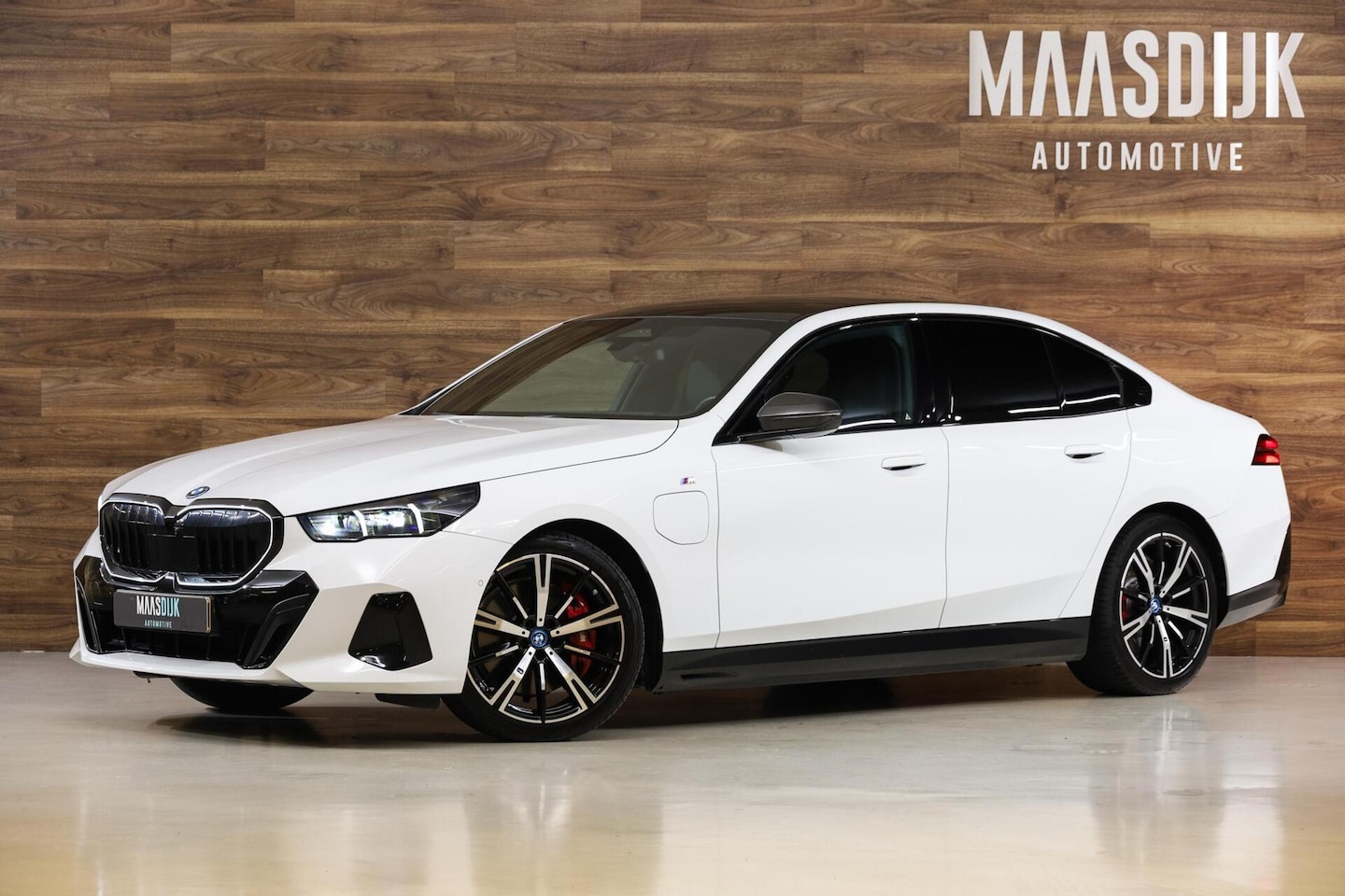 BMW 5-serie - 550e xDrive M-Sport Pro|Ventilatie|Pano|H&K|HUD| - AutoWereld.nl