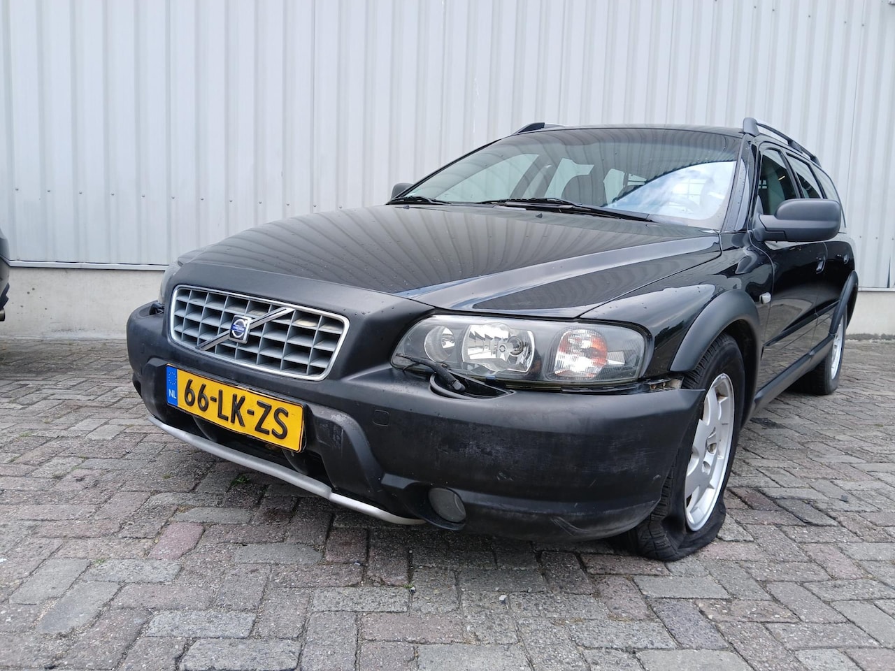 Volvo XC70 - 2.5 T Geartronic Comfort Line - Leder - Airco - Cruise - Schade - AutoWereld.nl