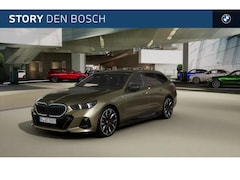 BMW 5-serie Touring - 530e M Sport Automaat / Panoramadak / Trekhaak / Bowers & Wilkin / Adaptief onderstel prof