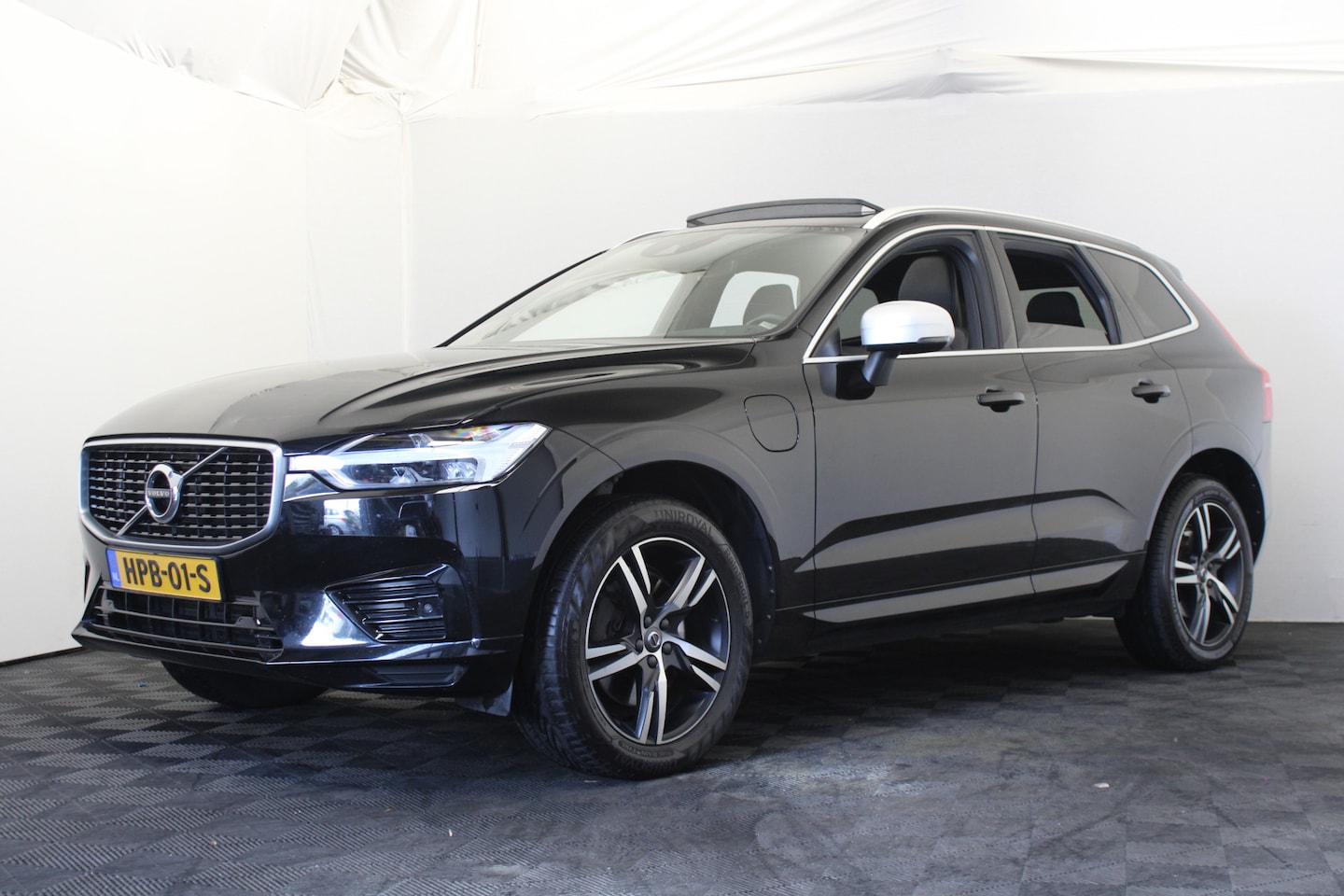 Volvo XC60 - 2.0 T8 Twin Engine AWD R-Design |Pano|Stoelverwarming| - AutoWereld.nl