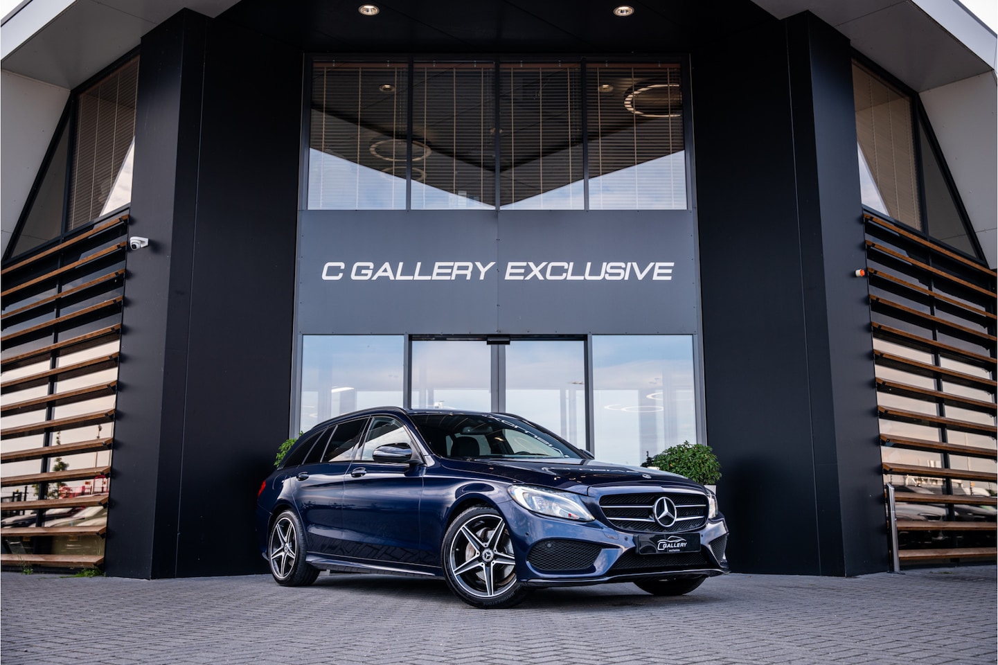Mercedes-Benz C-klasse Estate - C180 Sport Edition Premium Plus - AMG Line | Burmester | Trekhaak | Camera | Stoelverwarmi - AutoWereld.nl
