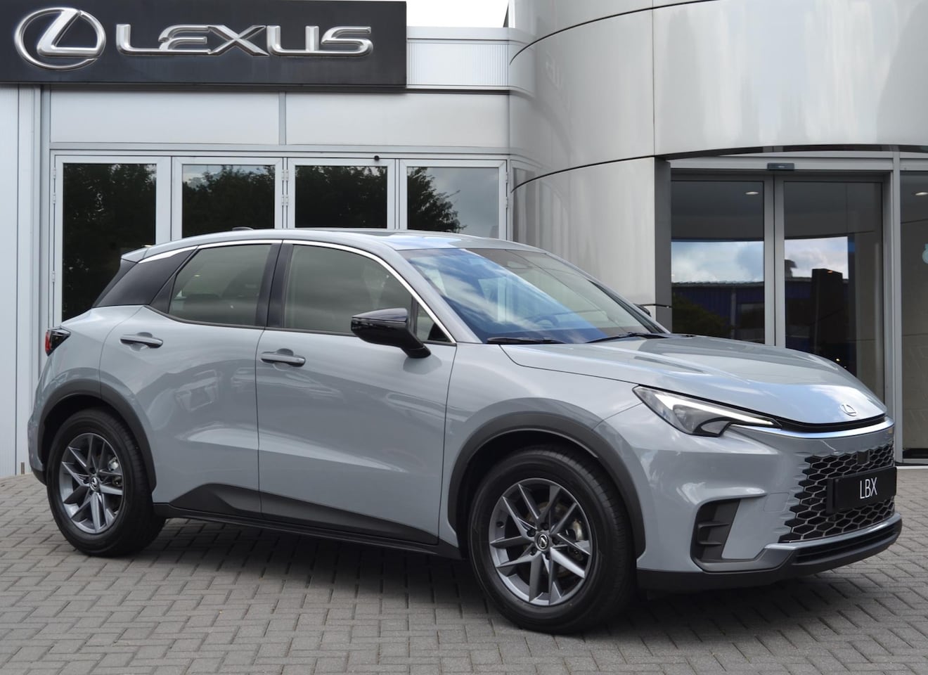 Lexus LBX - 2WD STOELVERW STUURVERW PARK-SENSOR BLIND-SPOT CARPLAY LENDESTEUN - AutoWereld.nl