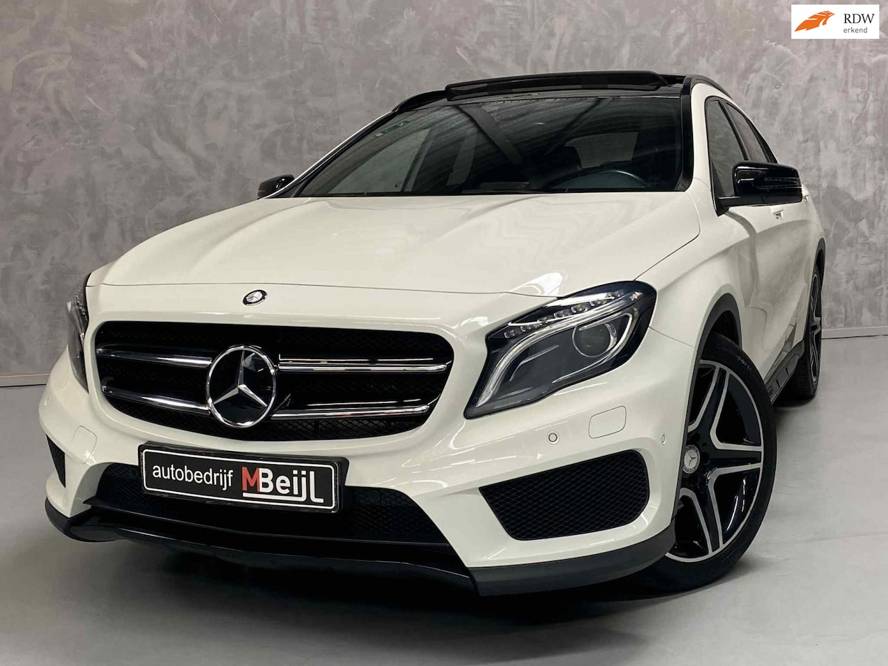 Mercedes-Benz GLA-Klasse - 200 Edition 1 /AMG /Pano /Stoeverwarming - AutoWereld.nl