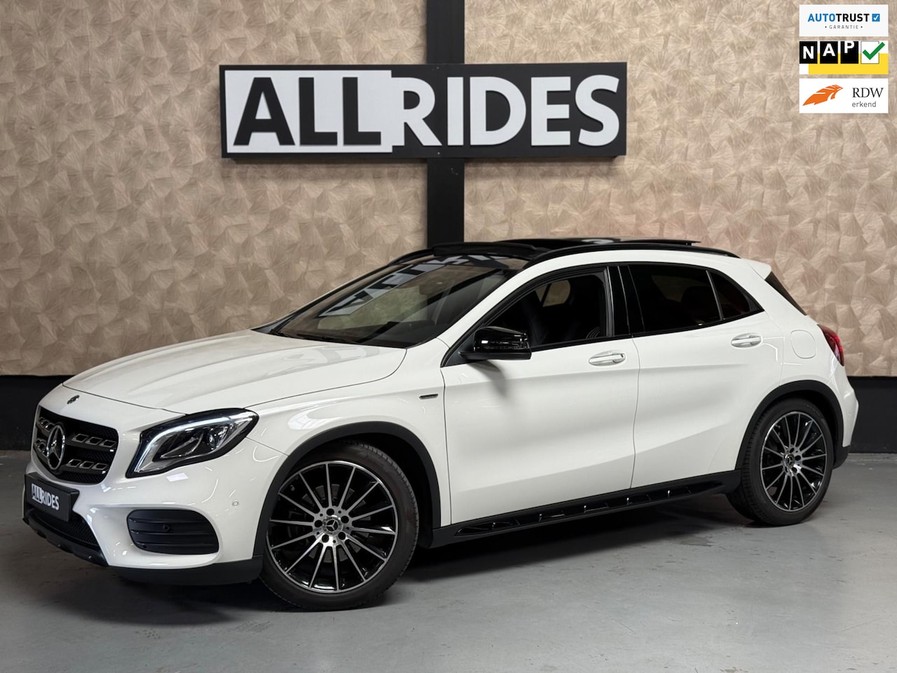 Mercedes-Benz GLA-Klasse - 250 4Matic Premium Plus PEAK AMG Night | Pano | Keyless | Camera | Navi | Stoelverwarming - AutoWereld.nl