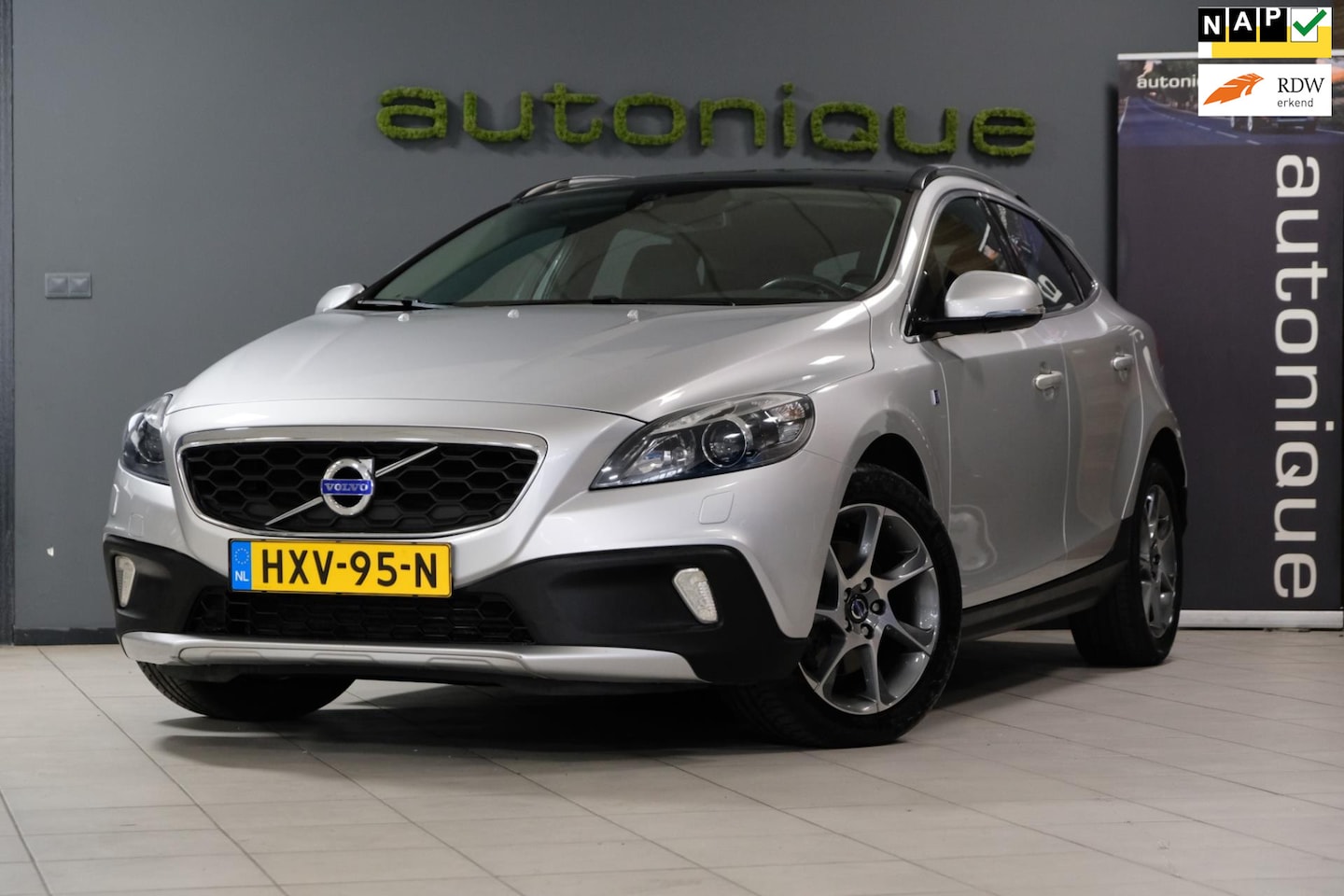 Volvo V40 Cross Country - 1.6 T4 Ocean Race *PANORAMADAK* Leder/Navi/Camera/Stoelverw/Elektrische Stoel - AutoWereld.nl