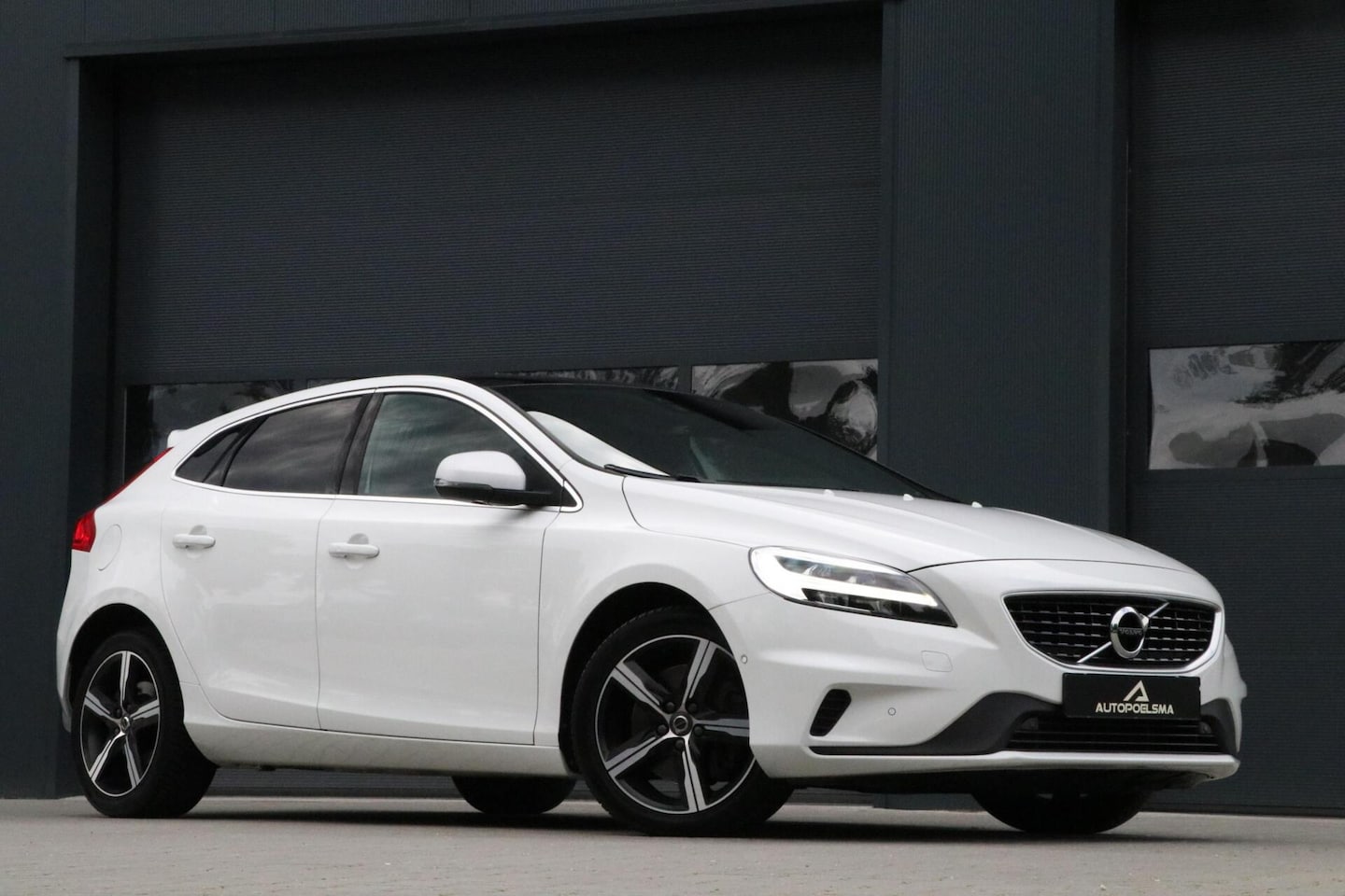 Volvo V40 - 1.5 T3 153PK |R-DESIGN| Panodak Leder/Alcantara Harman/Kardon Trekhaak Led Dab+ Camera Pdc - AutoWereld.nl
