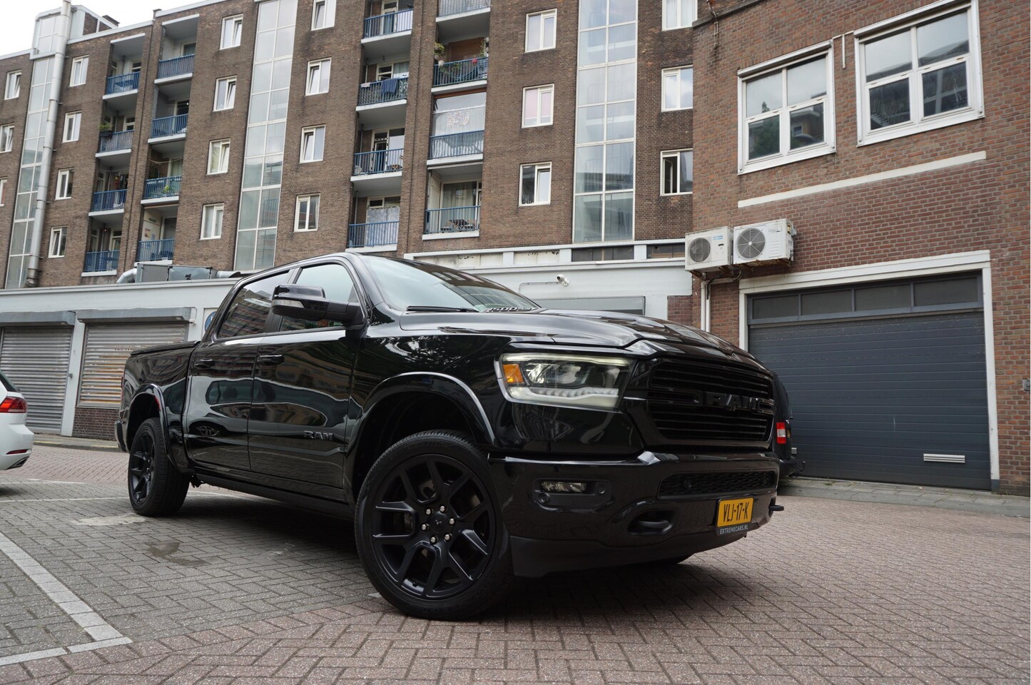 Dodge Ram 1500 - 5.7 V8 4x4 Crew Cab Laramie Sport | Luchtvering | HUD | Adaptieve Cruise | Lane Departure - AutoWereld.nl