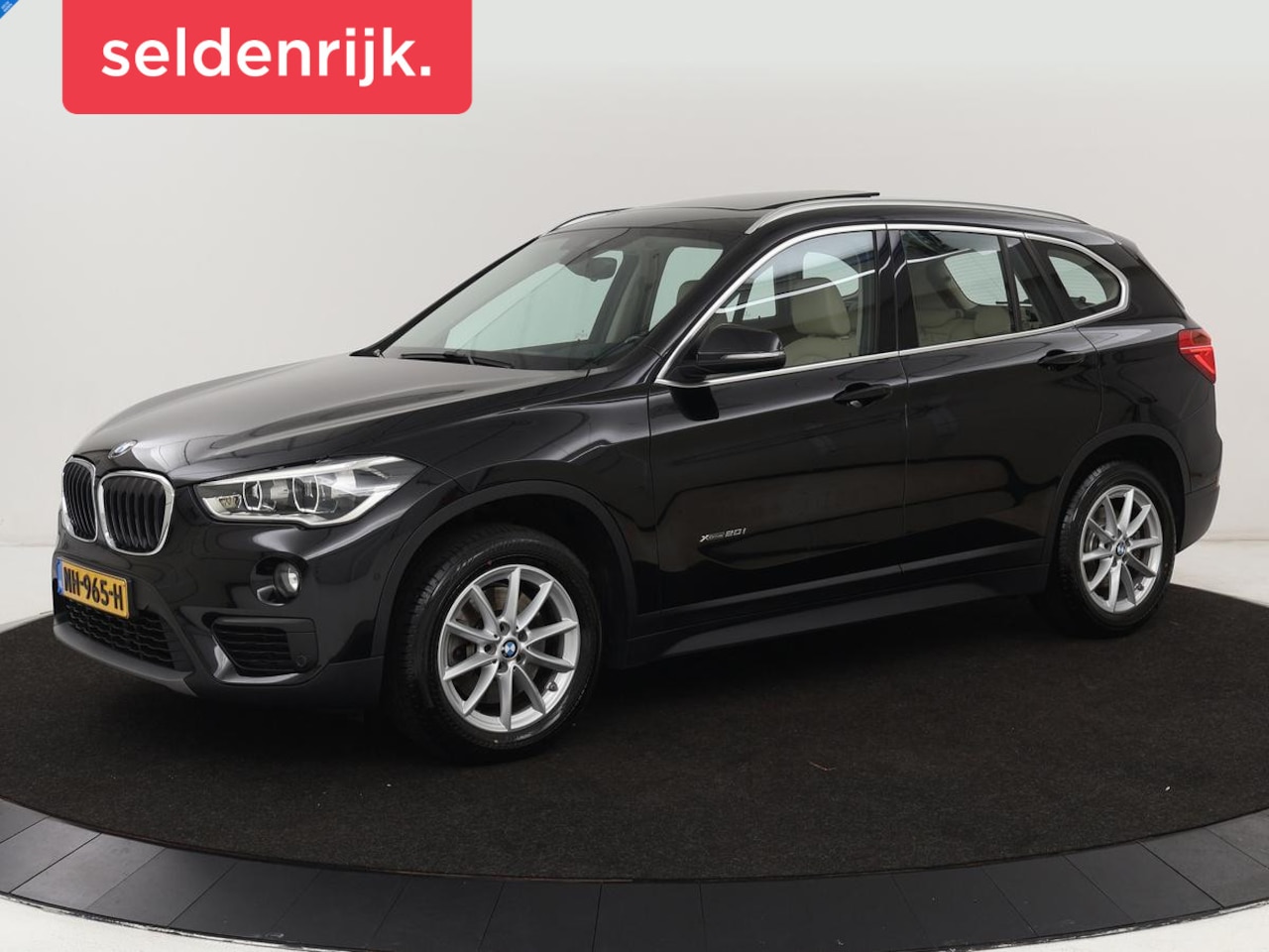 BMW X1 - xDrive20i High Executive | Panoramadak | Leder | Stoel & stuurverwarming | Trekhaak | Park - AutoWereld.nl