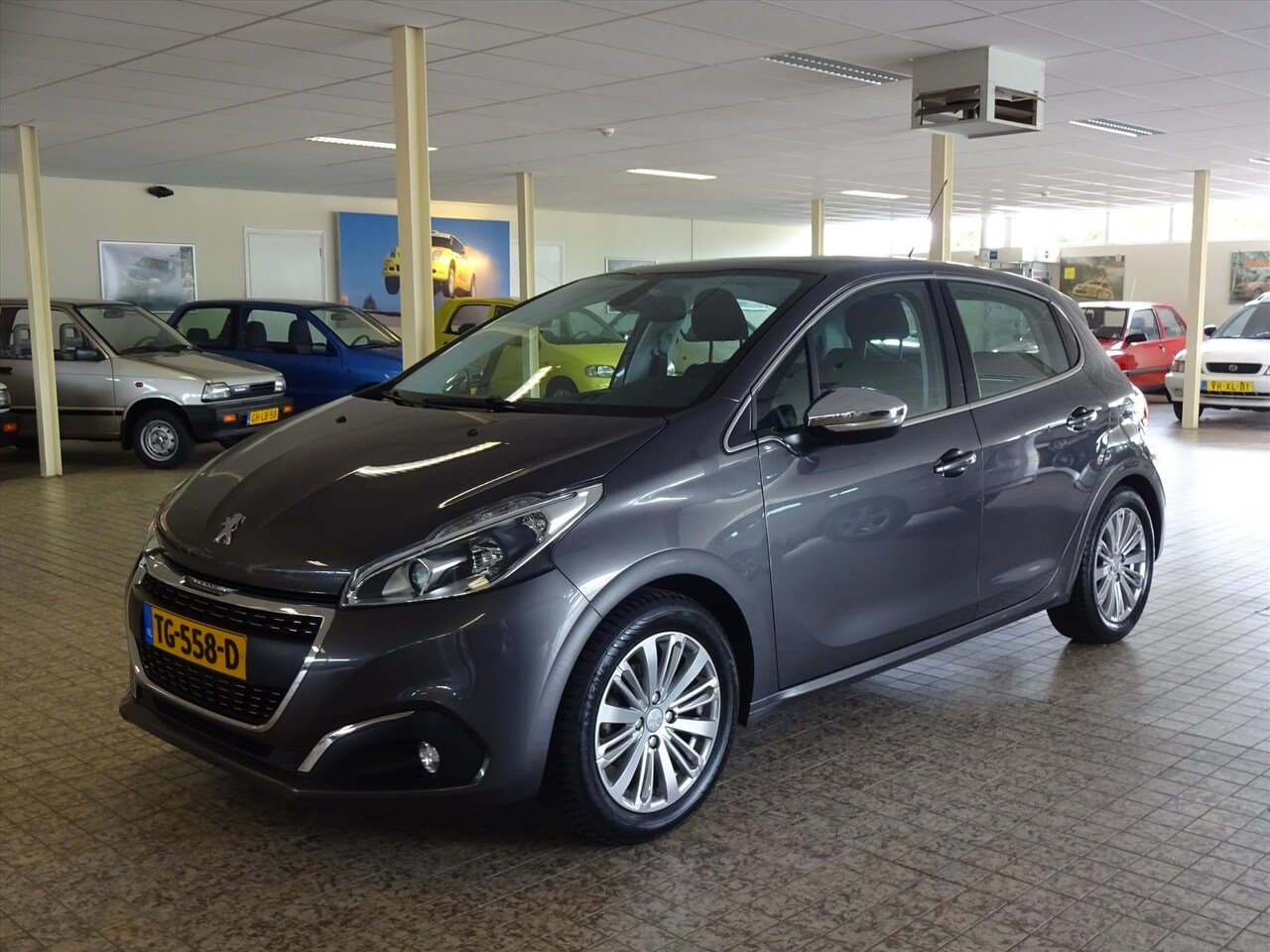 Peugeot 208 - 1.2 Puretech 82pk 5D Blue Lease Executive Navigatie - AutoWereld.nl