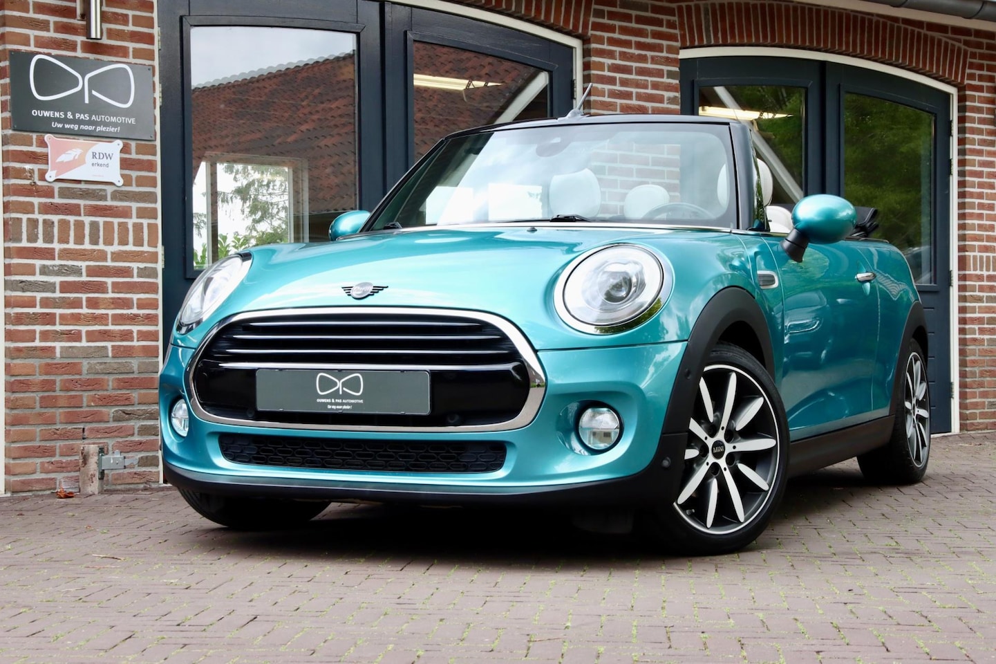 MINI Cabrio - Mini 1.5 Cooper Chili Serious Business | LEER | AIRCO | LED | NAVIGATIE | CRUISE - AutoWereld.nl