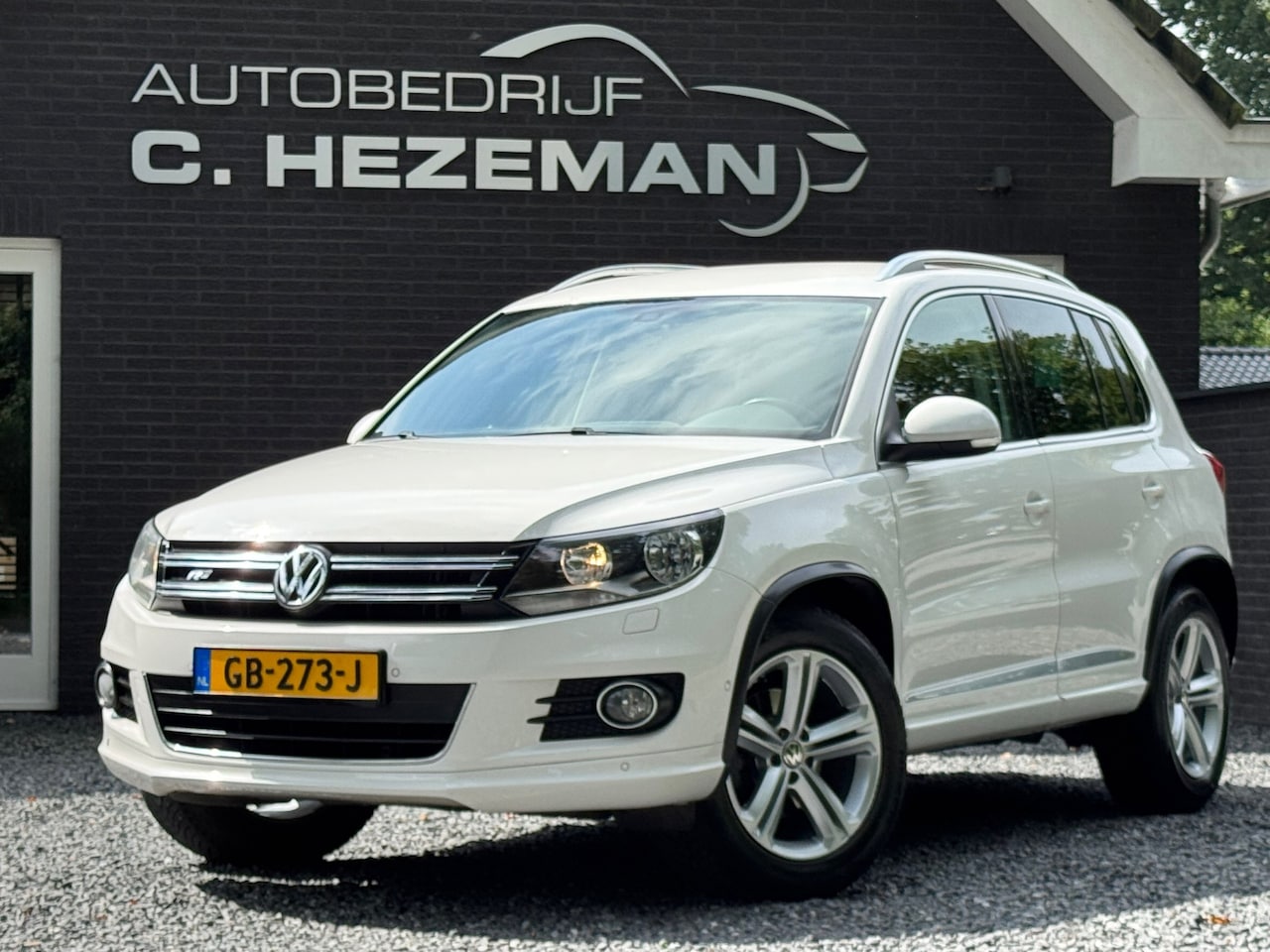 Volkswagen Tiguan - 1.4 TSI Sport&Style R-line Edition Navigatie Alcantara PDV V+A Trekhaak - AutoWereld.nl