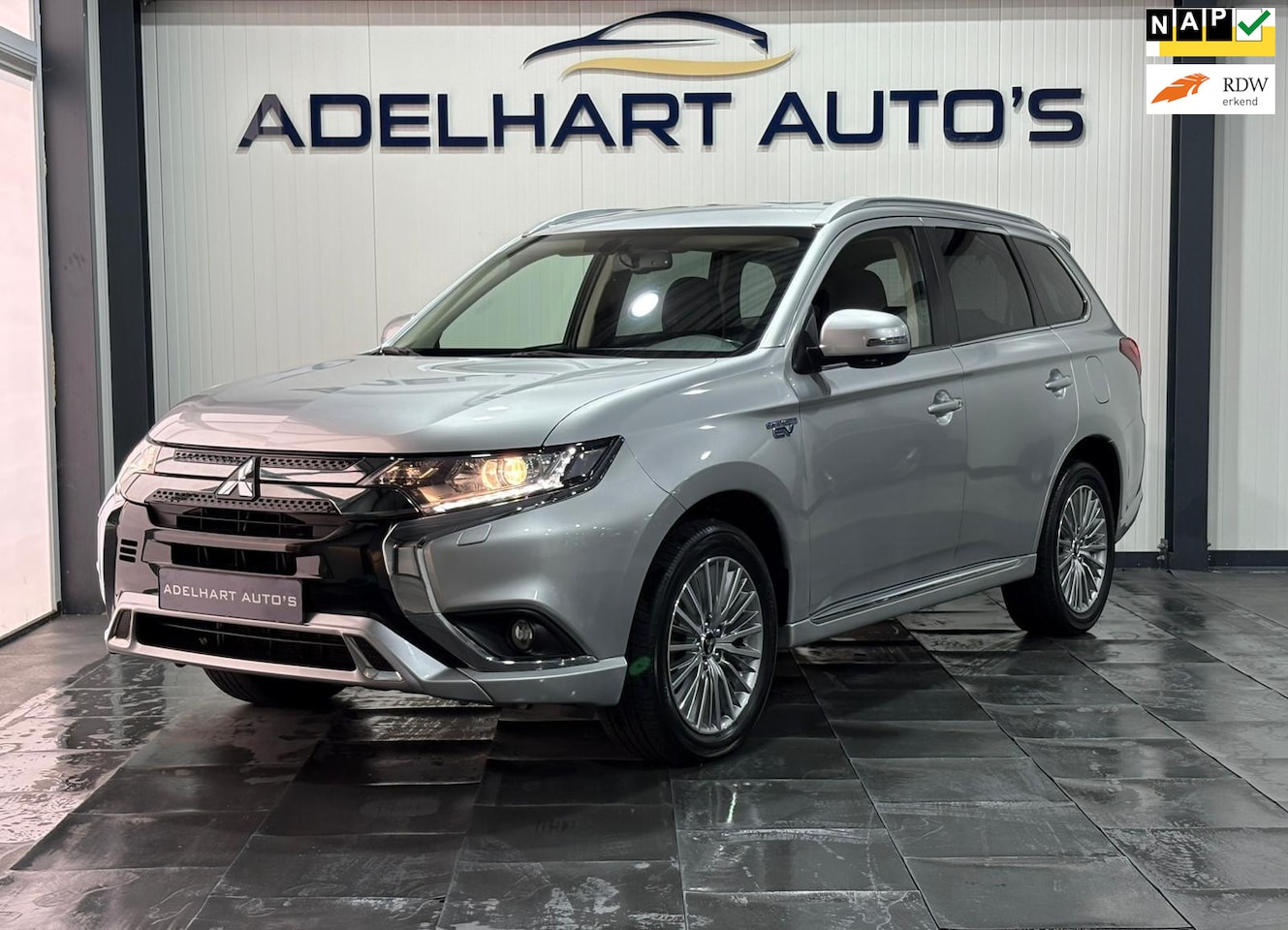 Mitsubishi Outlander - 2.4 PHEV Pure Automaat / Navigatie full map / Camera / Keyless / Cruise control / etc.. - AutoWereld.nl