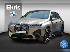 BMW iX - xDrive40 Sport Pakket | Luchtvering / Soft-Close / Panoramadak / Comfort Stoelen / Head-up