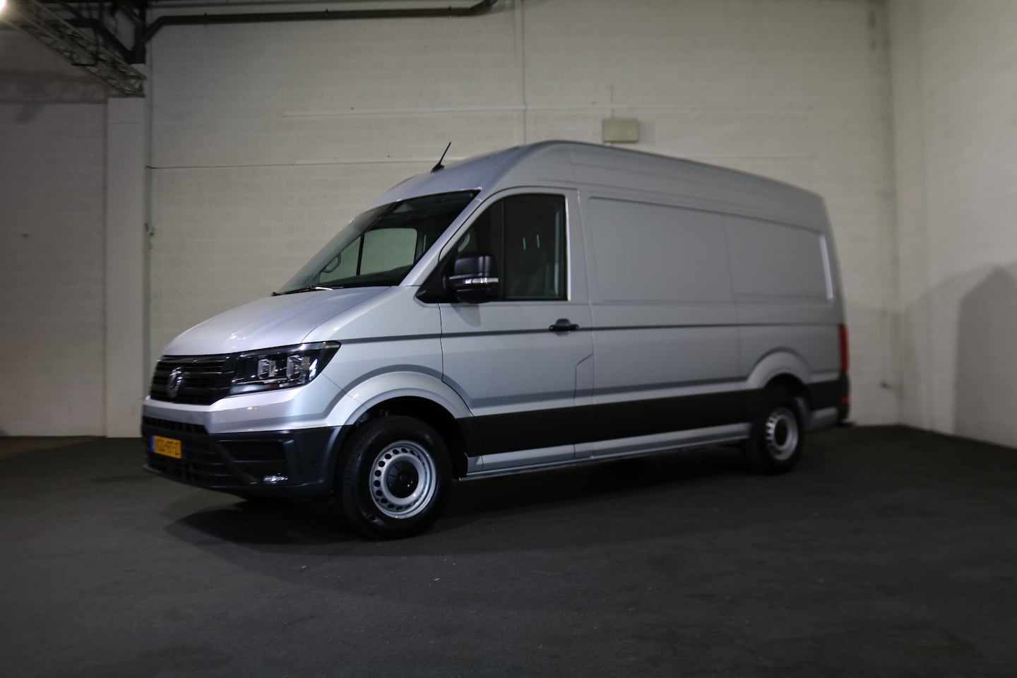 Volkswagen Crafter - 2.0 TDI 177pk L3 H3 Automaat Camera Trekhaak Navigatie Chauffeursstoel - AutoWereld.nl