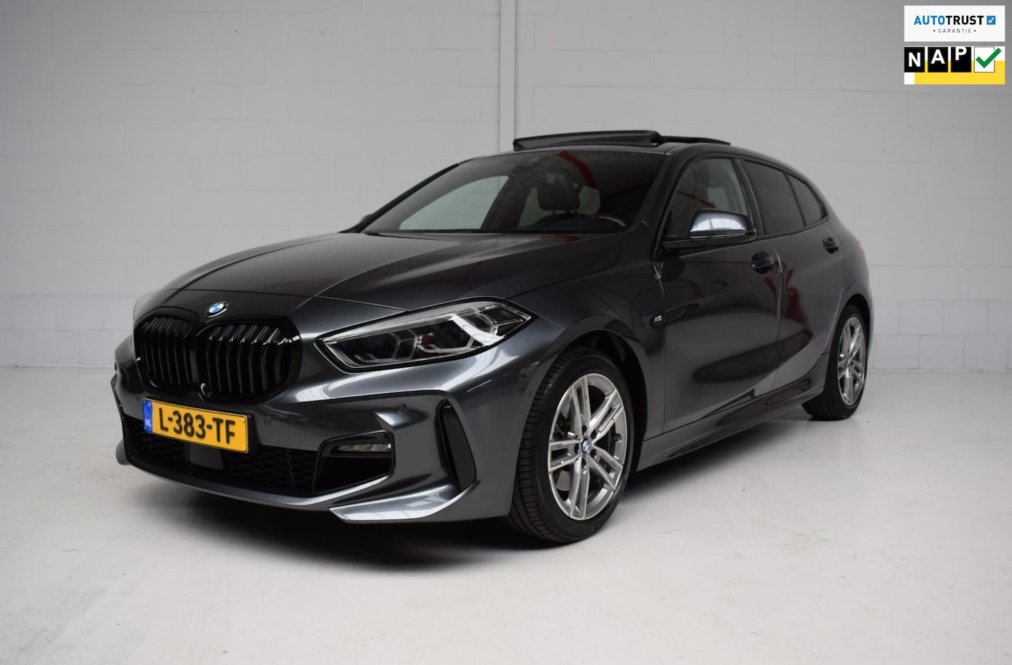BMW 1-serie - M-SPORT ORG.NED / PANORAMADAK / CAMERA / SFEERVERLICHTING / CARPLAY / LED / HALF-LEDER - AutoWereld.nl