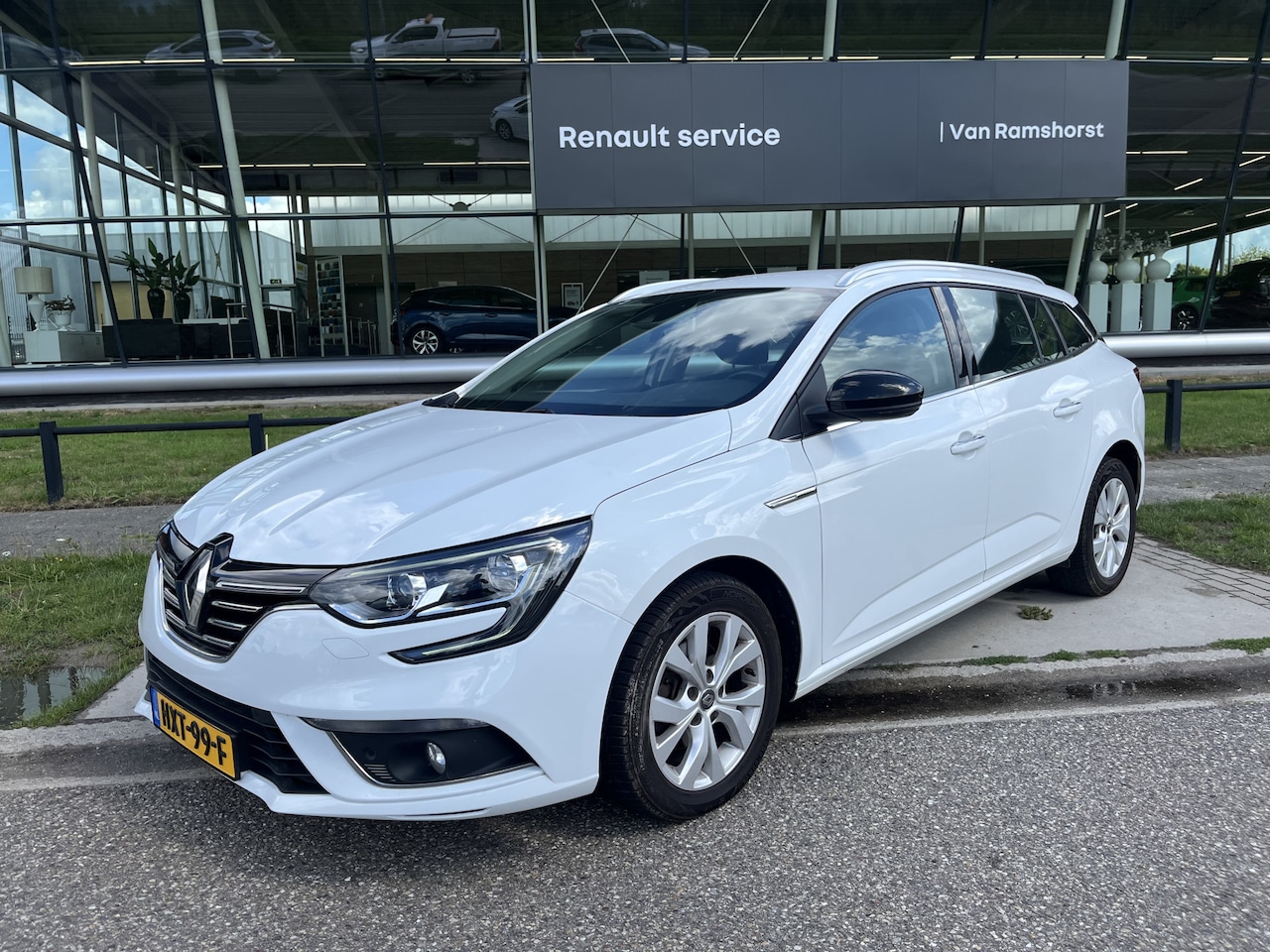 Renault Mégane Estate - 1.3 TCe 140 PK Automaat /Limited / Dealer onderhouden / Stoelverw. / PDC. V+A / Keyless / - AutoWereld.nl