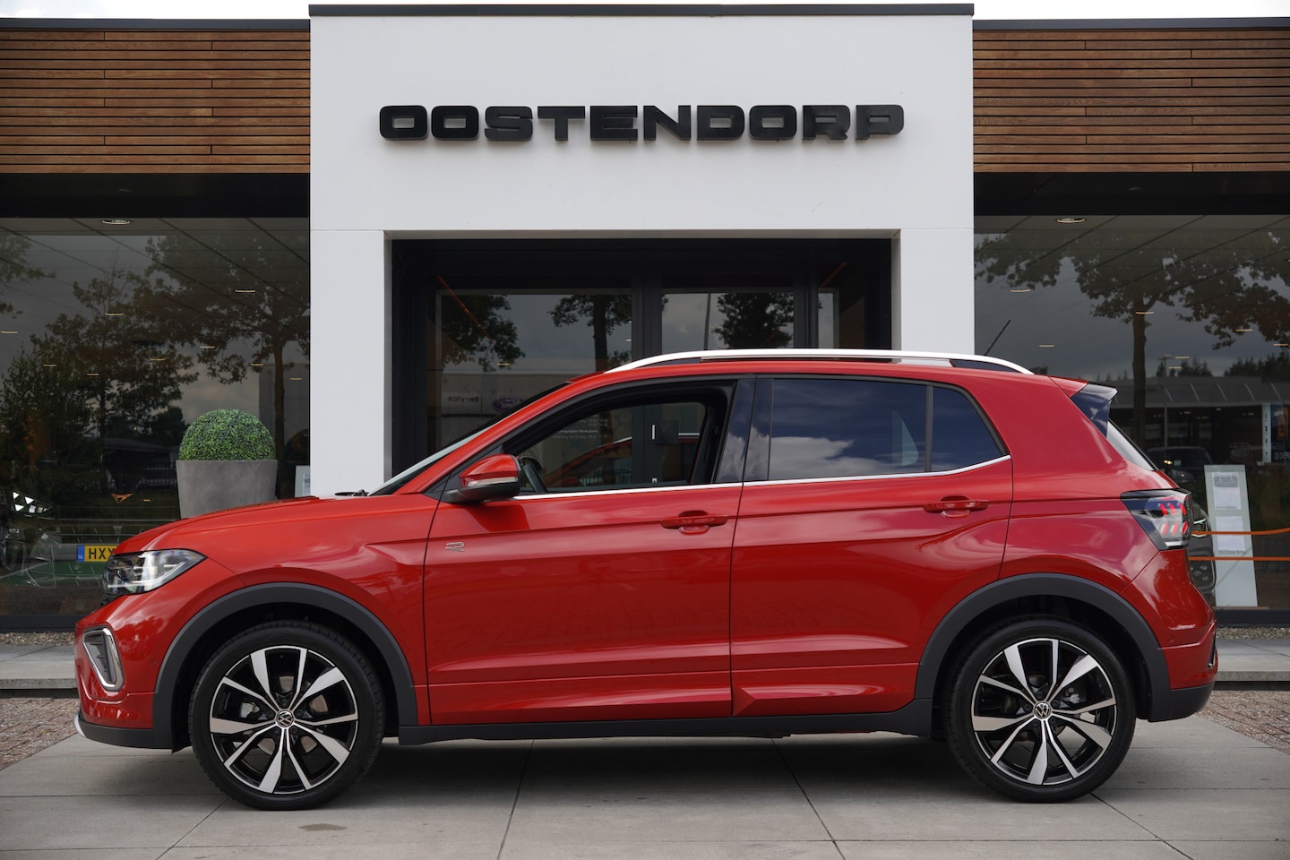 Volkswagen T-Cross - 1.5TSI/150pk R-Line DSG Automaat|2024|LED|Trekhaak|Blindspot|Navi|18"LMV|BEATS|Carplay/And - AutoWereld.nl