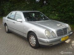 Mercedes-Benz E-klasse - 200 Elegance Aut. - Airco Koppakking lek