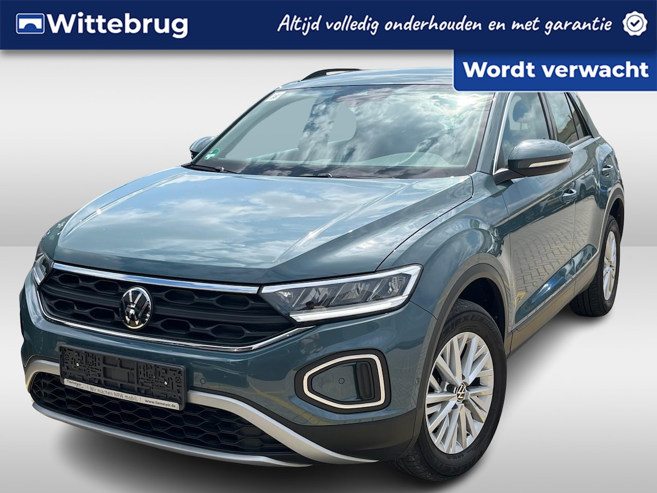 Volkswagen T-Roc - 1.5 TSI 150pk Life DSG Automaat / Navigatie / APP Connect / LED / LM velgen / Camera / Par - AutoWereld.nl