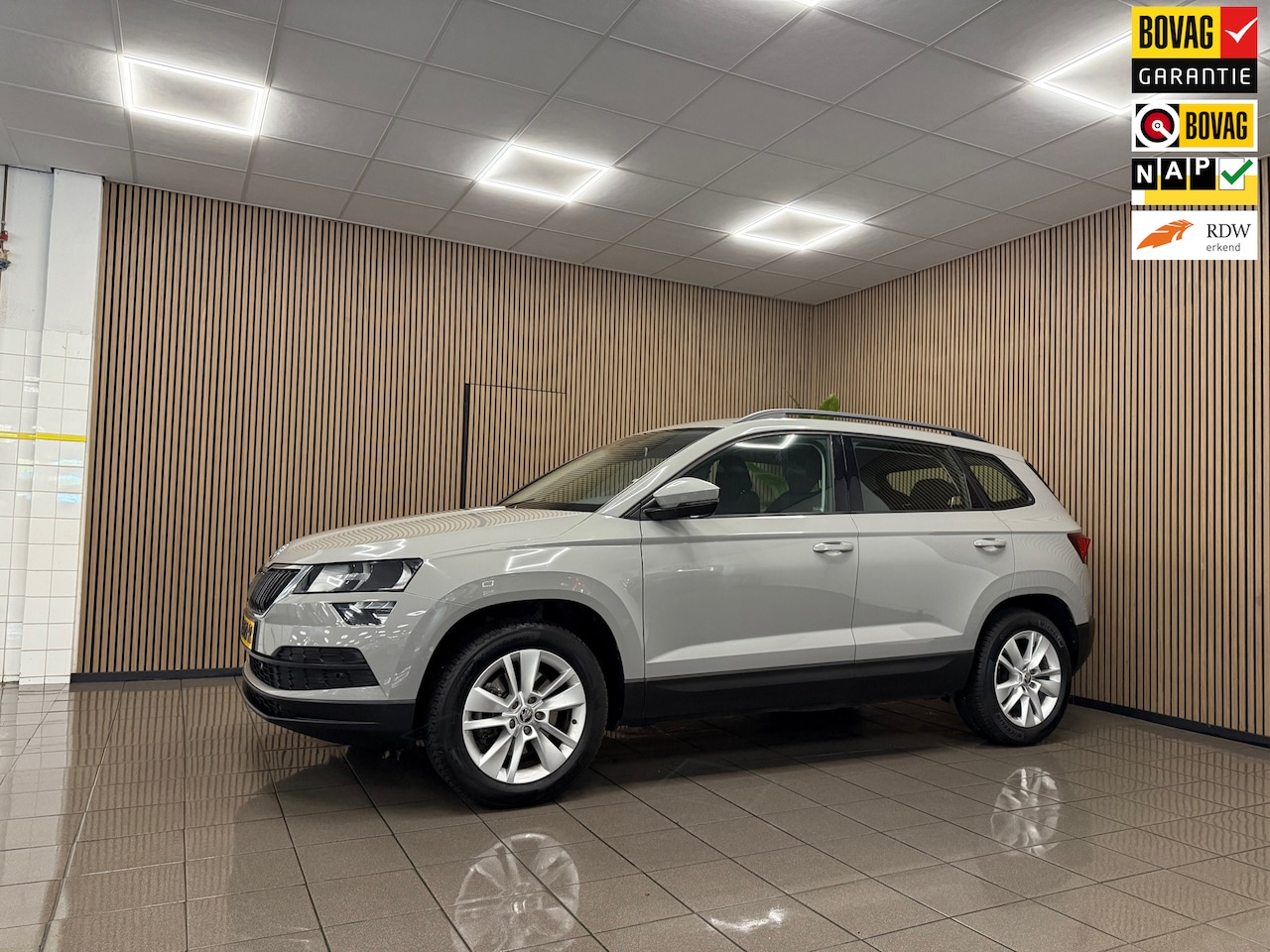 Skoda Karoq - 1.0 TSI Ambition Business * Elektr. Trekhaak / Carplay / Parkeersensoren / NL Auto * - AutoWereld.nl