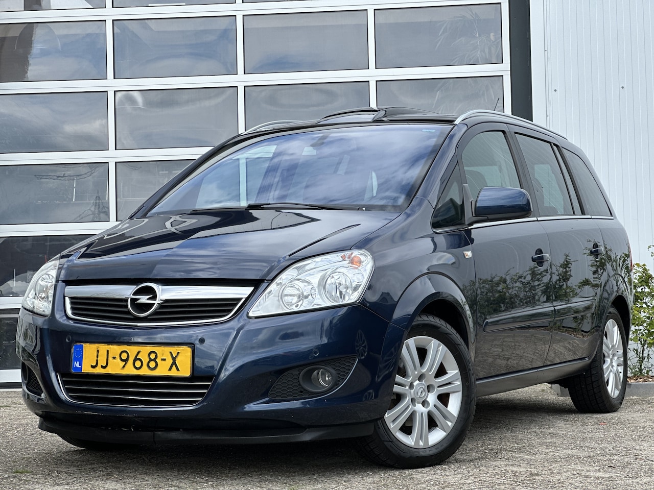 Opel Zafira - 1.6 Cosmo 116pk | 7-Persoons | Bluetooth | Cruise Control | Lichtmetalen velgen 16" | Navi - AutoWereld.nl