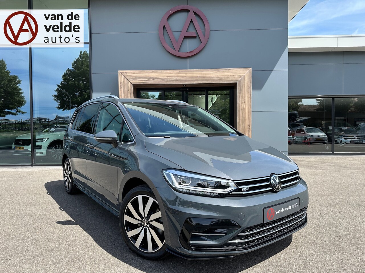 Volkswagen Touran - 1.5 TSI 150pk DSG R-line Highline | Led | Trekhaak | Dode hoek | Camera | Keyless | Rijkla - AutoWereld.nl