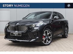 BMW iX2 - eDrive20 M Sport / Panoramadak / Achteruitrijcamera / Sportstoelen / Adaptieve LED / M Ada