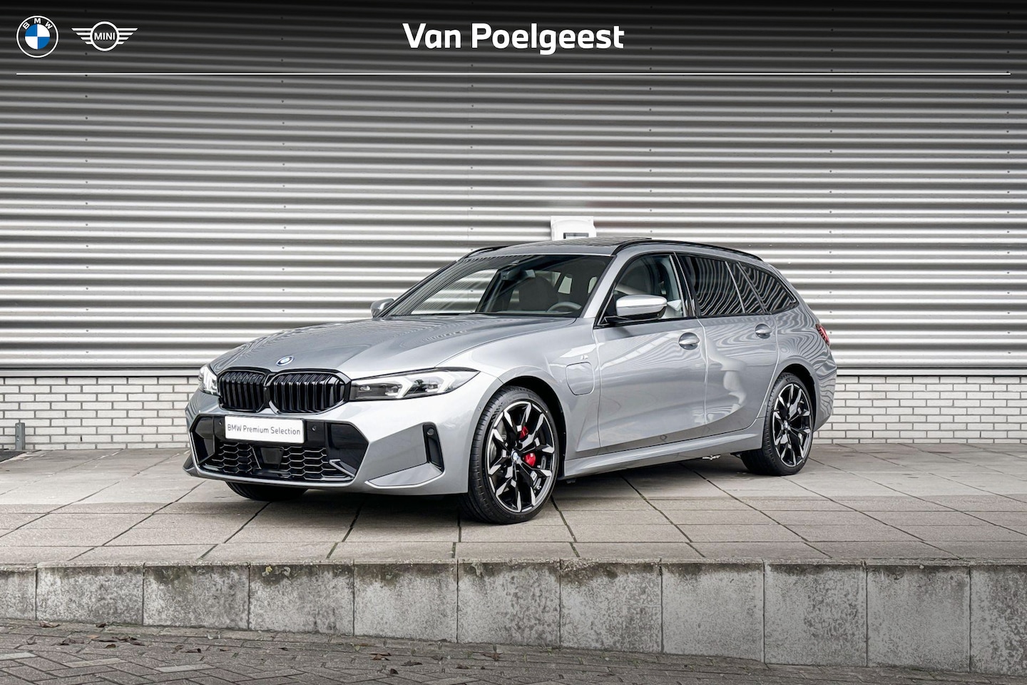 BMW 3-serie Touring - 330e M Sportpakket Pro / Innovation Pack / Comfort Pack / Panoramadak / Trekhaak - AutoWereld.nl